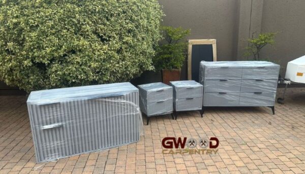 Set of pedestals and chest of drawers